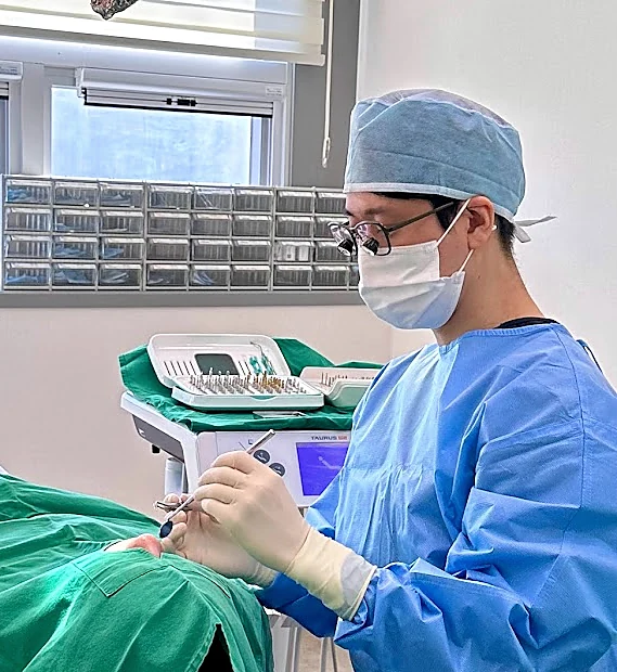 흰돌치과의원 임플란트 진료 장면